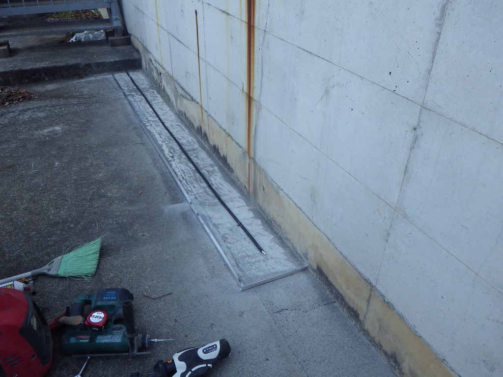 貼り付け工法の施工風景1